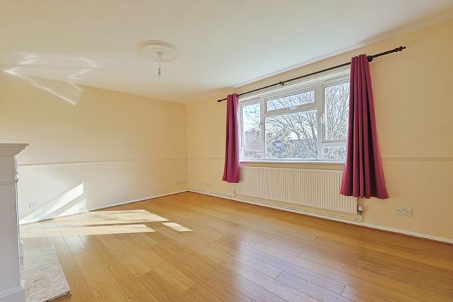 Flat C, 331, Upper Richmond Road, London photo 2