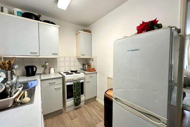 31, Shayler Grove, Wolverhampton photo 4