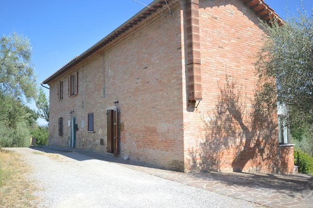 Thumbnail Country house for sale in Chiusi, Chiusi, Toscana