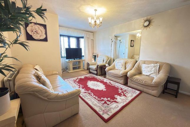 12, Lambourn Drive, Luton photo 3