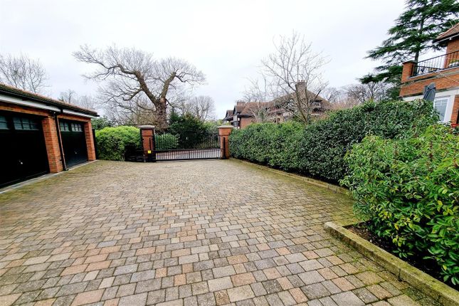 Flat for sale in Manor Wood Lodge, Coombehurst Close, Hadley Wood