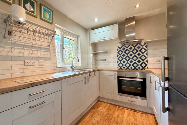 Shepperton Court Drive, Shepperton photo 2