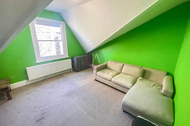 Top Floor Flat, 4, 89, Malvern Road, Queens Park photo 3