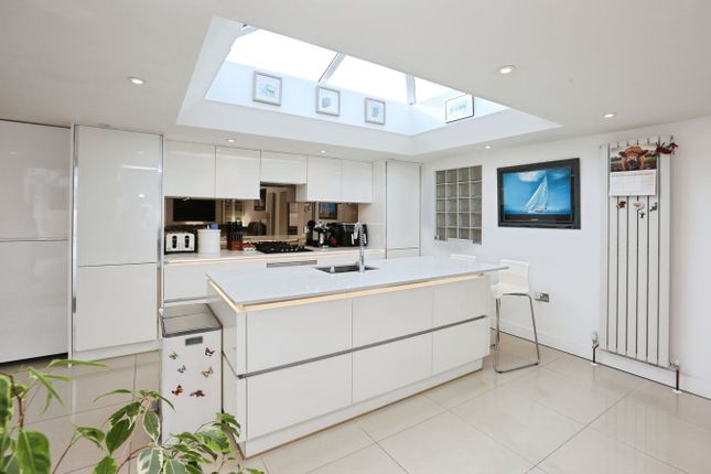 44 Meon Shore Huts, Meon Road, Fareham photo 5