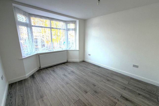 26 Oakwood Avenue, Southall photo 2