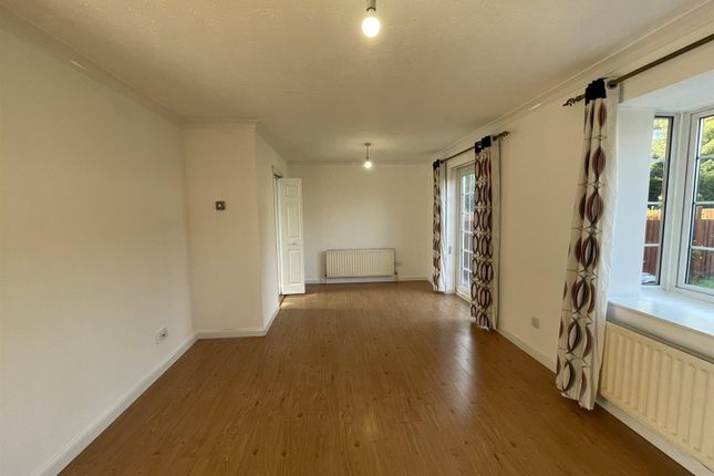 65, Castle Dore, Swindon photo 4