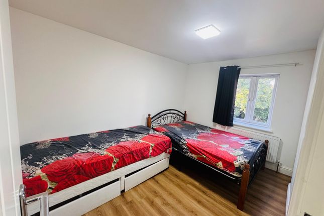 23, Hamilton road, Southall photo 3