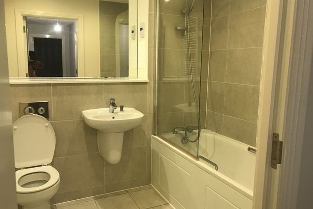 2-bed flat on 1, Limes Close, Redhill, £1,500/mo
