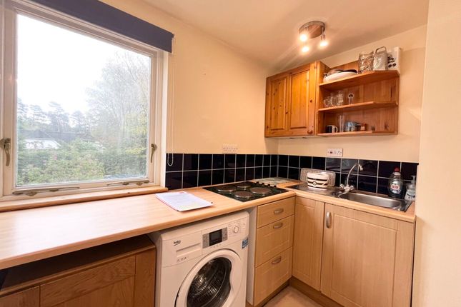 Flat to rent in Lowicks Road, Rushmoor, Farnham