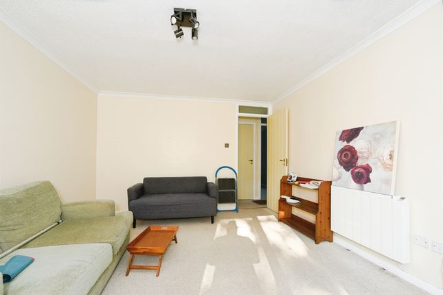 15, The Birches, Swindon photo 4