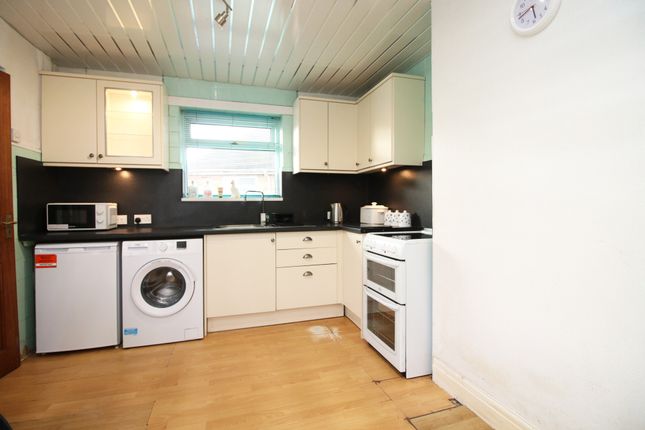 32, Woodridge Avenue, Thornton-Cleveleys photo 3