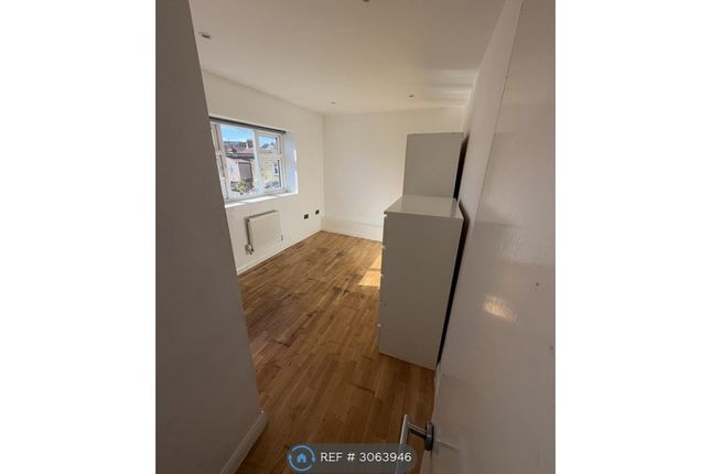 Flat   Blakenham Road, London photo 5