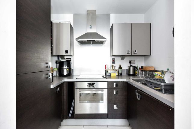 Flat for sale in Blackwall Way, Canary Wharf.