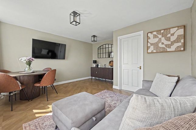 28, Abbotsbury Way, Swindon photo 3