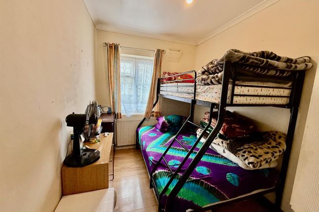 19, East Avenue, Southall photo 4