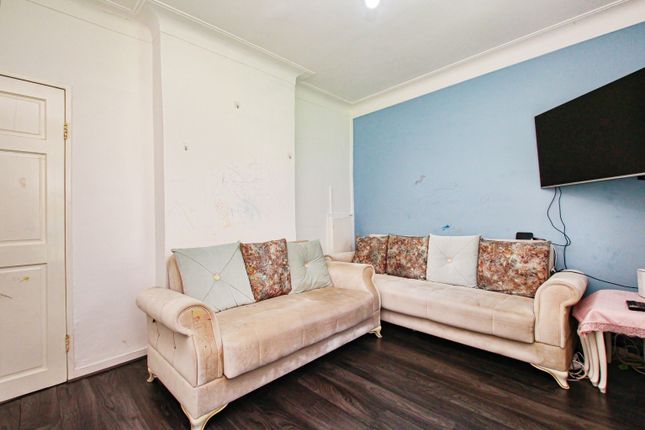 2, Gibson Close, London photo 2