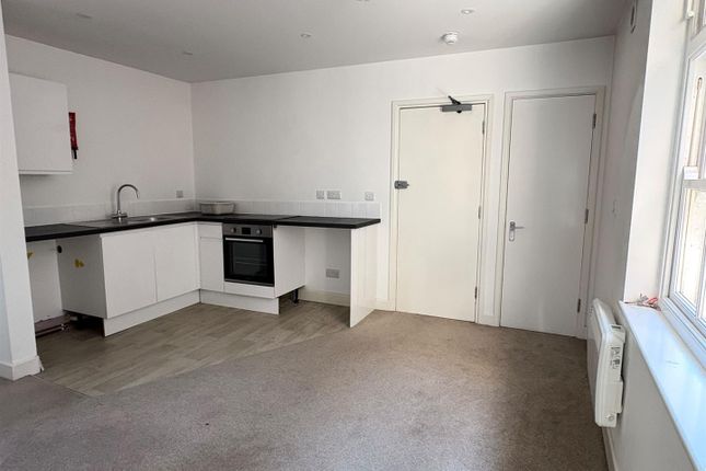 Flat F, Eve Court, Petersfield photo 3