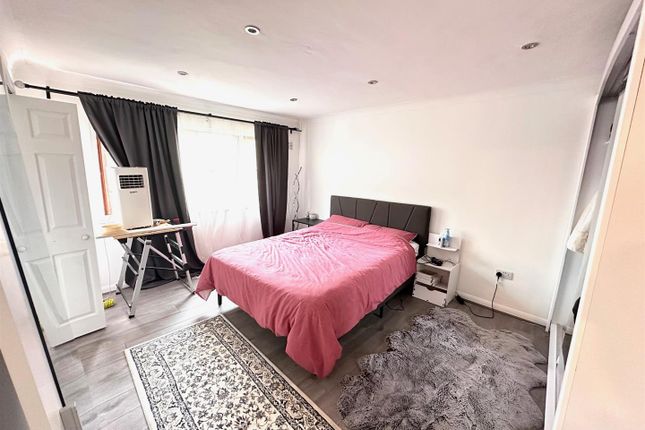 61, Newcourt, Uxbridge photo 3