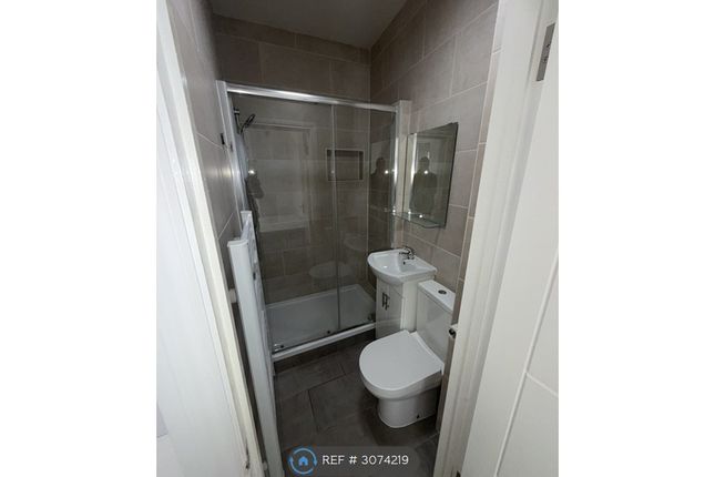 Flat   Garratt Lane, London photo 4