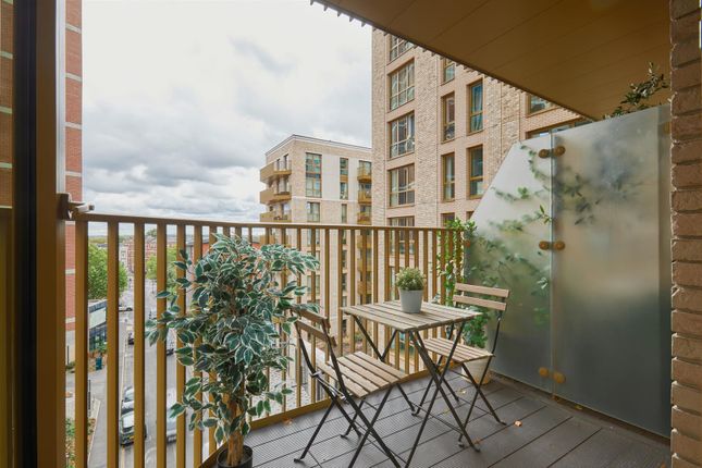 Flat 501, 18, Hive House, Capital Interchange Way, Brentford photo 4