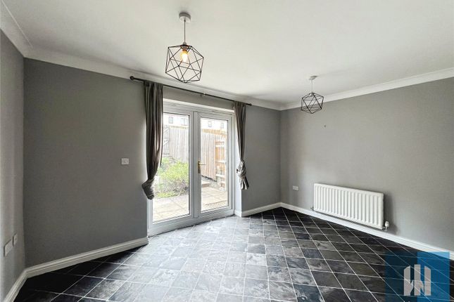 120, Greenlea Court, Huddersfield photo 3