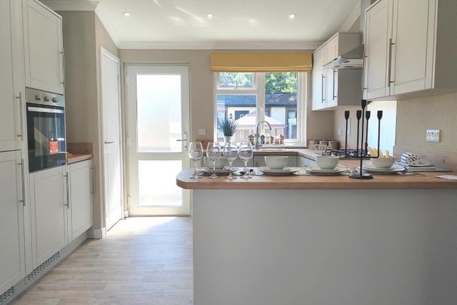 18 Pine Copse Park, Nine Mile Ride, Wokingham photo 2