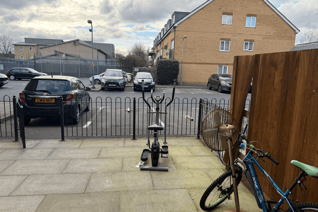 6, St. Giles Close, Hounslow photo 3
