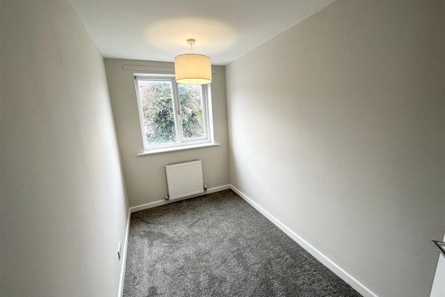Flat to rent in Elmfield Lodge, Welbeck Road, Doncaster