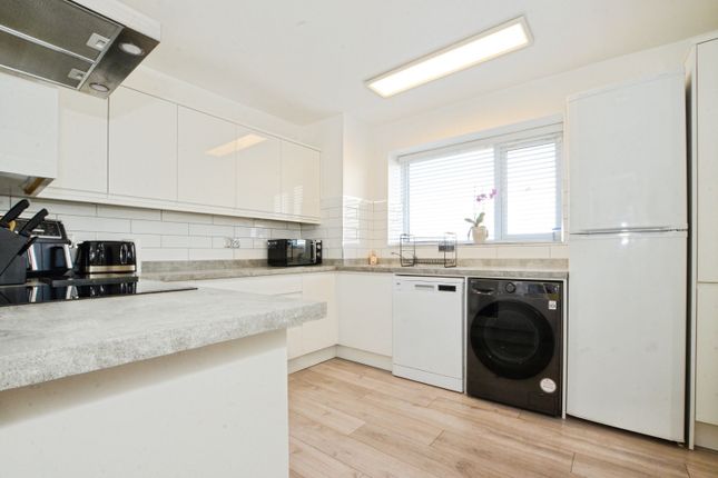 27, Knightsbridge Way, Hemel Hempstead photo 4