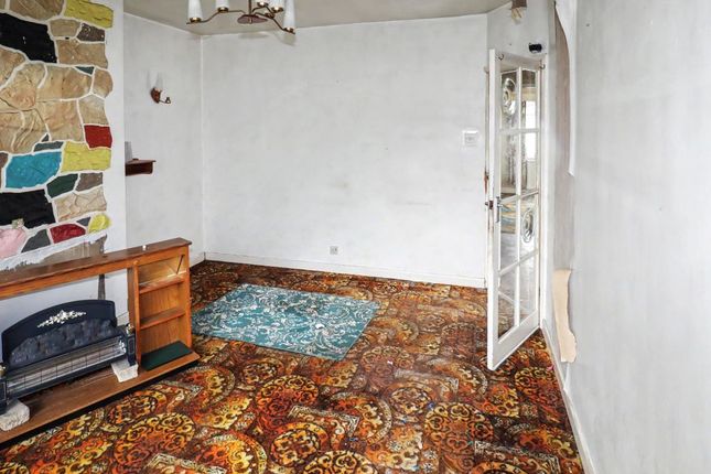 7, Bierley Hall Grove, Bradford photo 2