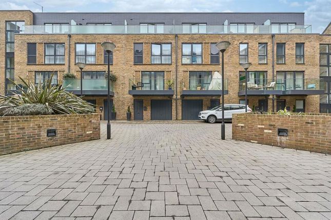 Town house for sale in Swan Street, Isleworth
