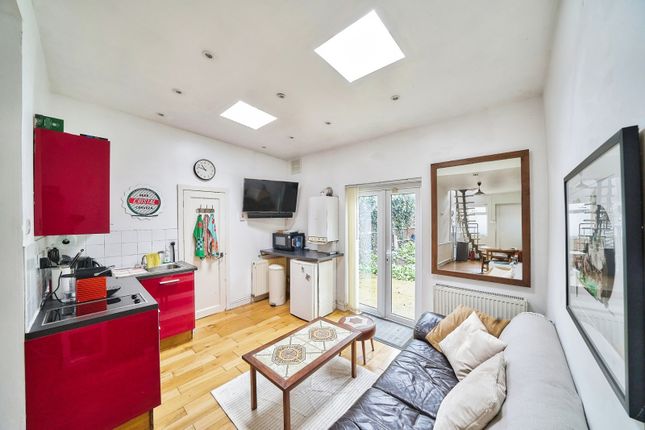 27a, Buckingham Road, London photo 3