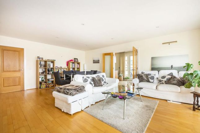 Flat to rent in Hall Road, St. John's Wood, London