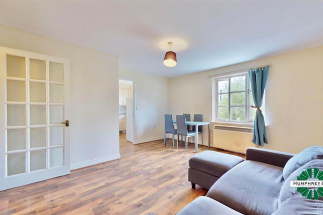 Flat to rent in Otter Close, London