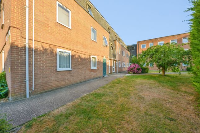 21, Grove Court, Arlesey photo 4