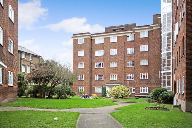 Flat to rent in Embassy House, West End Lane, London