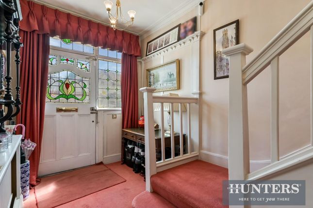 7, Thornbury Avenue, Isleworth photo 2