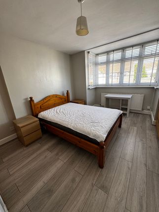 Fully Furnished Large, Double Bedroom With Bright Bay Windows