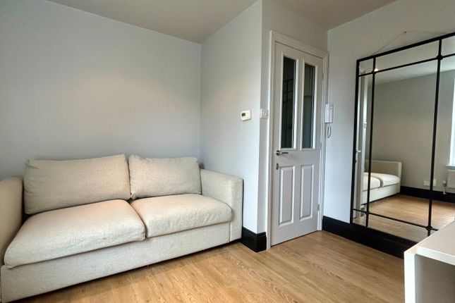 Flat 2,, 5 Carnarvon Road, Reading photo 2