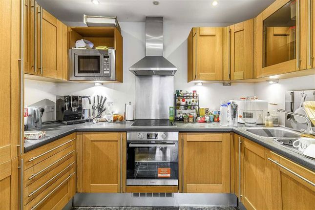 Flat 13, Godfree Court, 35, Long Lane, London photo 3