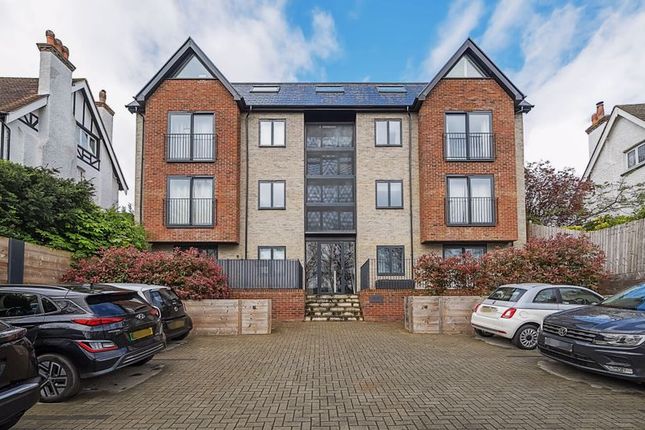 Flat to rent in Poppy Court, The Drive, Coulsdon