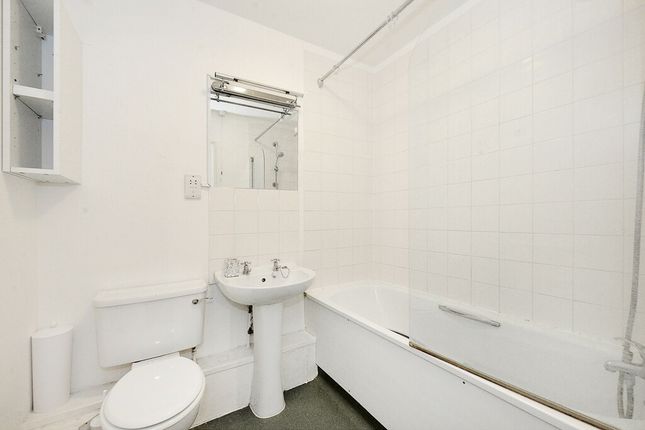 Flat to rent in Atwood House, Beckford Close