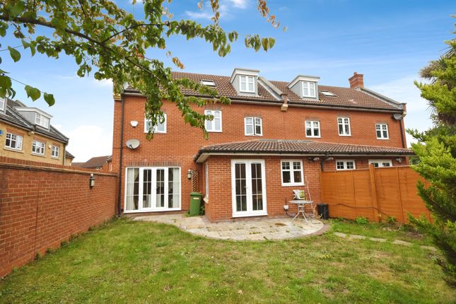 18, Oxford Close, Romford photo 2