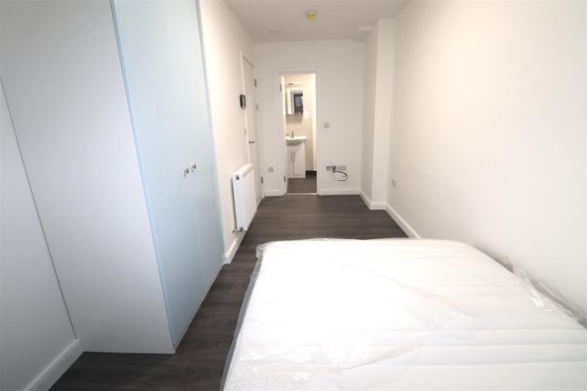 Room 1, 1, Riverdene Road, Ilford photo 4