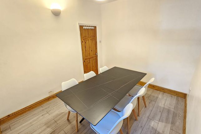 Town house to rent in Brooke Road, London