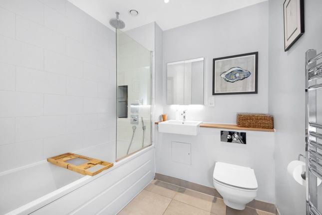 Flat for sale in Peckham Road, Camberwell, London