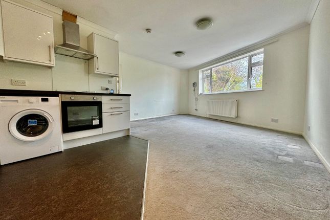 Thumbnail Flat to rent in Station Approach, Shepperton
