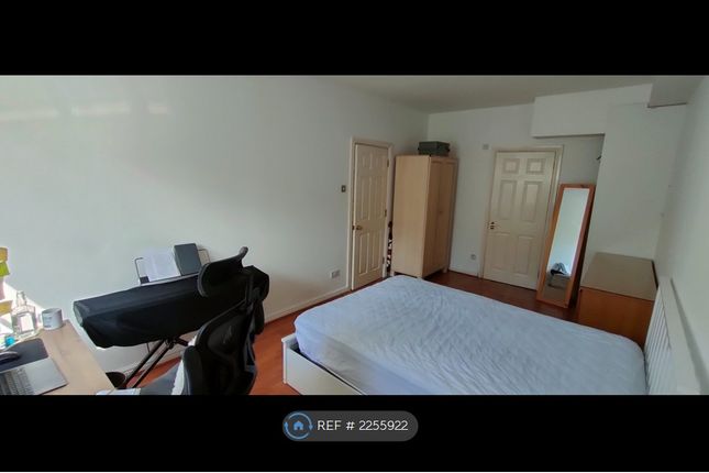 Flat, Royal Tower Lodge Cartwright Street, London photo 3