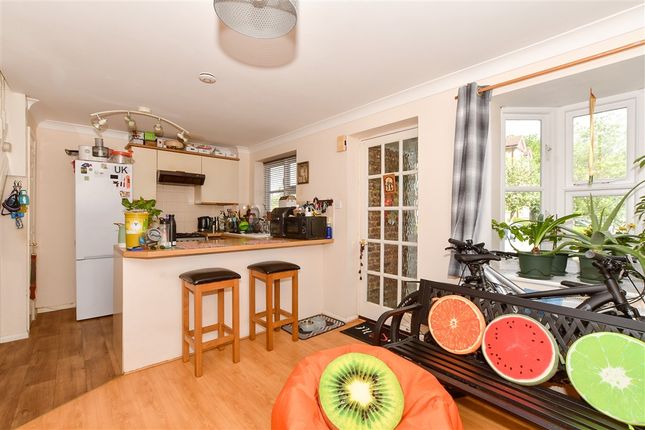 Limes Avenue, Horley photo 4