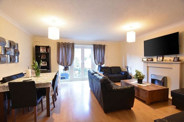 4, Marneys Close, Surrey photo 3